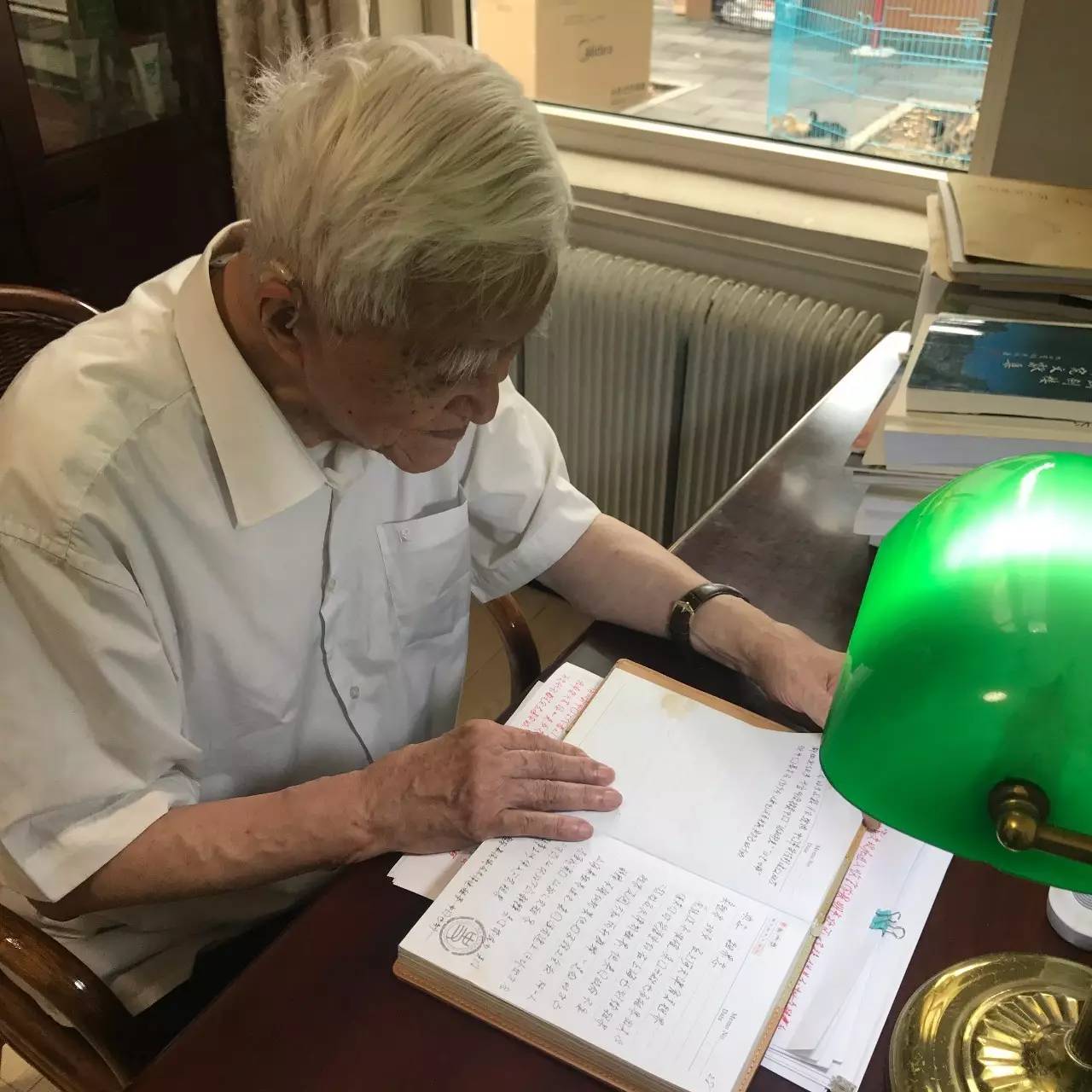 91岁的戴逸依然每天伏案工作至少6个小时.jpg